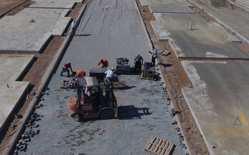 Kahramanmaraş İli Dulkadiroğlu İlçesi Sivricehöyük Köyü Geçici Barınma Merkezleri Alt Yapı ve Prefabrik Sosyal Donatı Yapım İnşaat İşi Kapsamında Bordür- Parke - Oluk Taşı İşi